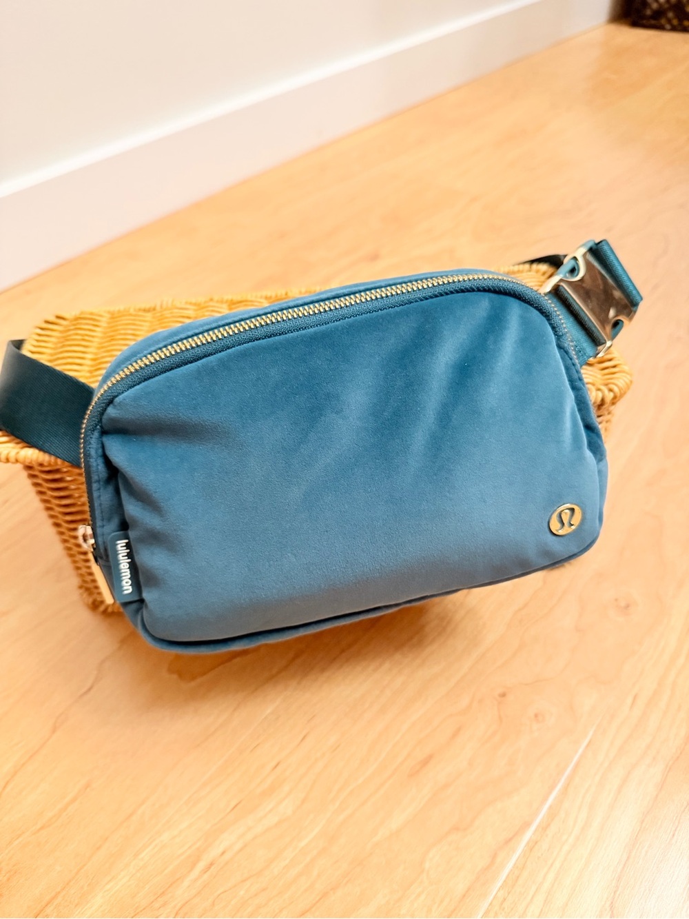 Lululemon Everywhere Belt Bag JASPER GREEN/GOLD 1L *velour,